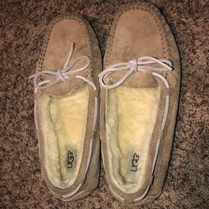 Ugg Dakota’s women’s moccasin shoes